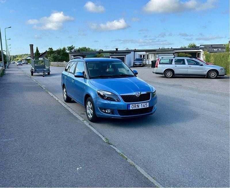 Blå Begagnad 2015 Skoda Fabia Kombi | 63 500 kr (Superpris) - Bild 1/4
