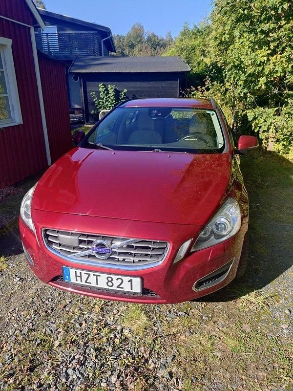 Röd Begagnad 2013 Volvo V60 Momentum Kombi | 80 000 kr (Marknadspris) - Bild 1/4