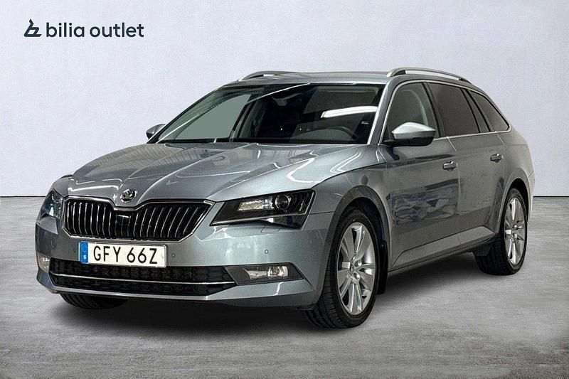 Grå Begagnad 2019 Skoda Superb Style Kombi | 244 900 kr (Marknadspris) - Bild 1/3