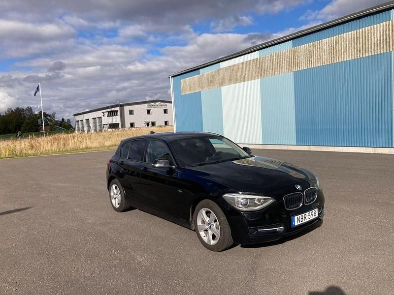 Begagnad BMW 118 Sport Line 143 HK (105 kW) 2012 Svart Halvkombi