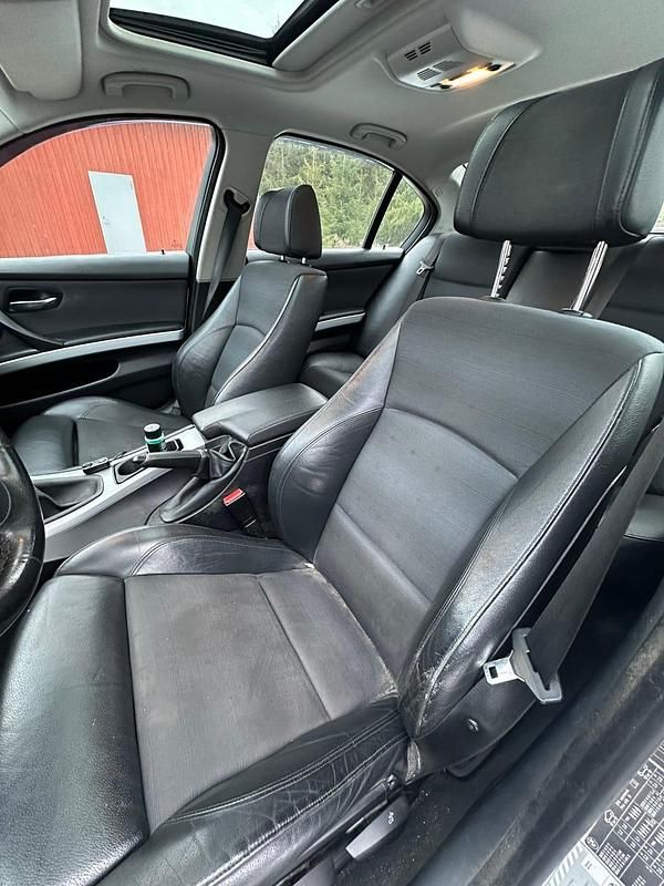 Begagnad BMW 325 218 HK (160 kW) 2005 Sedan