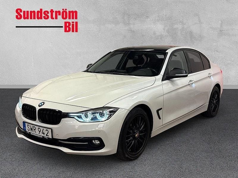 Vit Begagnad 2016 BMW 320 Sport Line Sedan | 147 900 kr (Bra pris) - Bild 1/4