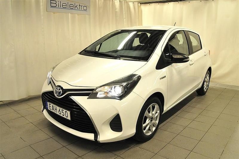 Vit Begagnad 2014 Toyota Yaris Hybrid Active Halvkombi | 125 000 kr (Lite dyr) - Bild 1/4