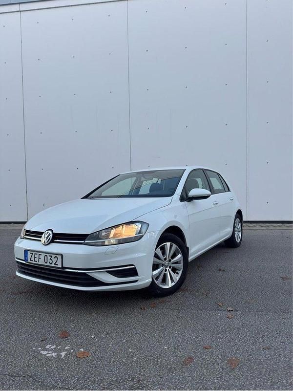 Vit Begagnad 2018 VW Golf VII Halvkombi | 129 000 kr (Marknadspris) - Bild 1/4