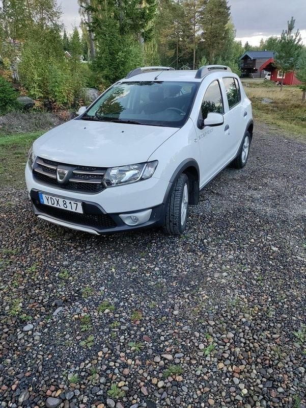 Vit Begagnad 2016 Dacia Sandero Stepway Halvkombi | 75 000 kr (Marknadspris) - Bild 1/4