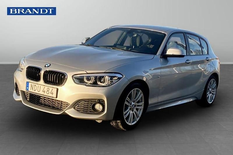 Silver Begagnad 2016 BMW 118 Shadowline Halvkombi | 134 900 kr (Marknadspris) - Bild 1/4