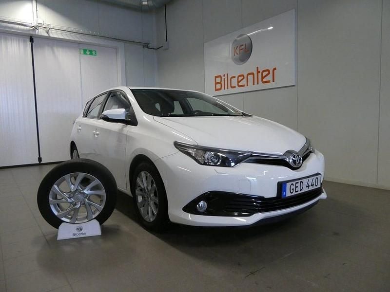 Vit Begagnad 2016 Toyota Auris Active Halvkombi | 159 900 kr (Marknadspris) - Bild 1/3