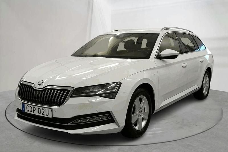 Vit Begagnad 2021 Skoda Superb LAURIN & KLEMENT Kombi | 235 000 kr (Bra pris) - Bild 1/4