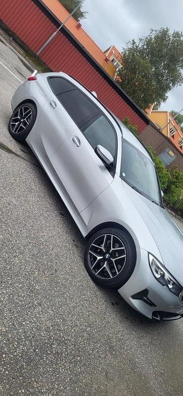 Silver Begagnad 2021 BMW 330e Sport Line Kombi | 255 000 kr (Bra pris) - Bild 1/4