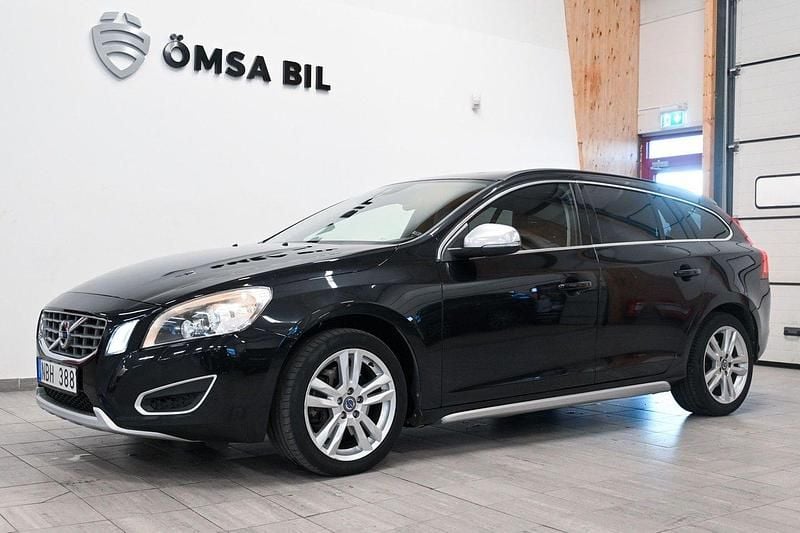 Svart Begagnad 2012 Volvo V60 Momentum Kombi | 108 800 kr (Marknadspris) - Bild 1/4