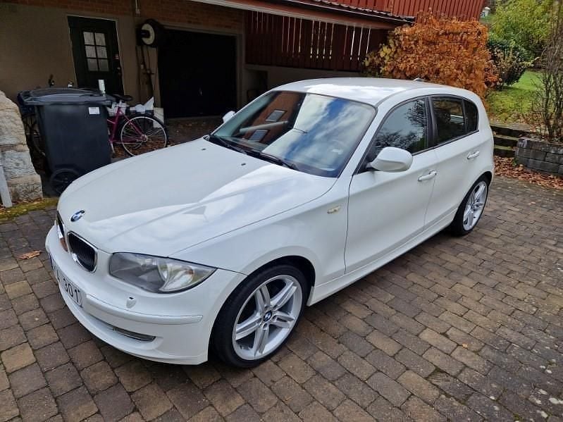 Vit Begagnad 2011 BMW 116 Comfort Edition Halvkombi | 77 500 kr (Marknadspris) - Bild 1/4