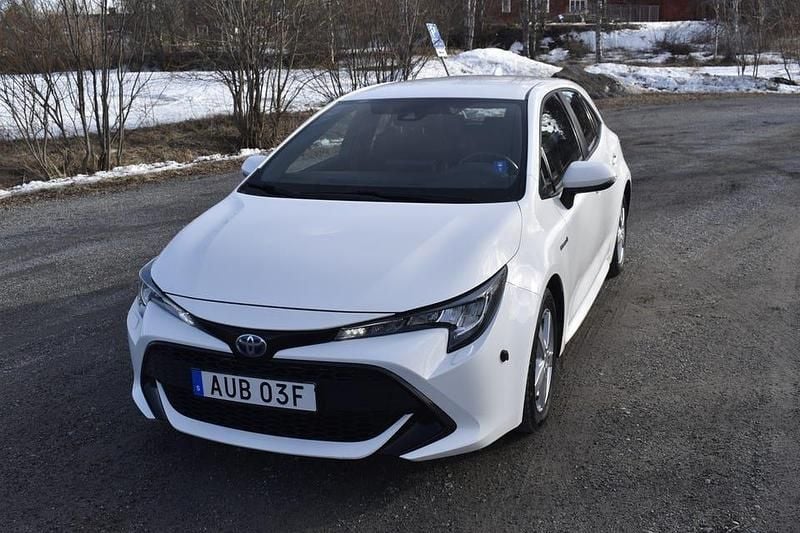 Begagnad 2021 Toyota Corolla Hybrid Halvkombi | 215 000 kr (Marknadspris) - Bild 1/4