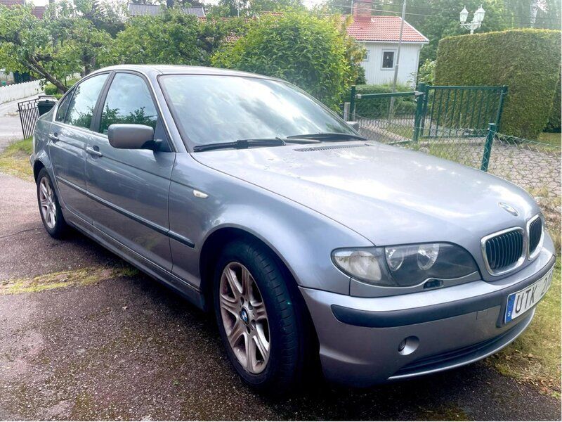 Grå Begagnad 2004 BMW 320 Sedan | 17 500 kr (Superpris) - Bild 1/4