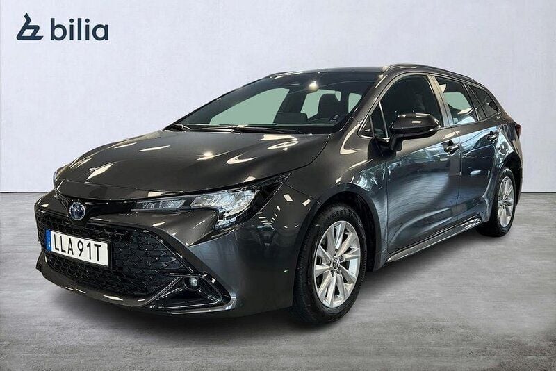 Mörkgrå Begagnad 2024 Toyota Corolla Active Kombi | 299 900 kr (Marknadspris) - Bild 1/3