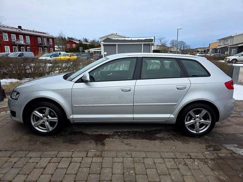 Begagnad Audi A3 Attraction 160 HK (117 kW) 2010 Silvermetallic Halvkombi