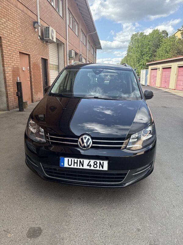 Svart Begagnad 2020 VW Sharan GT Minibuss | 185 000 kr (Superpris) - Bild 1/4