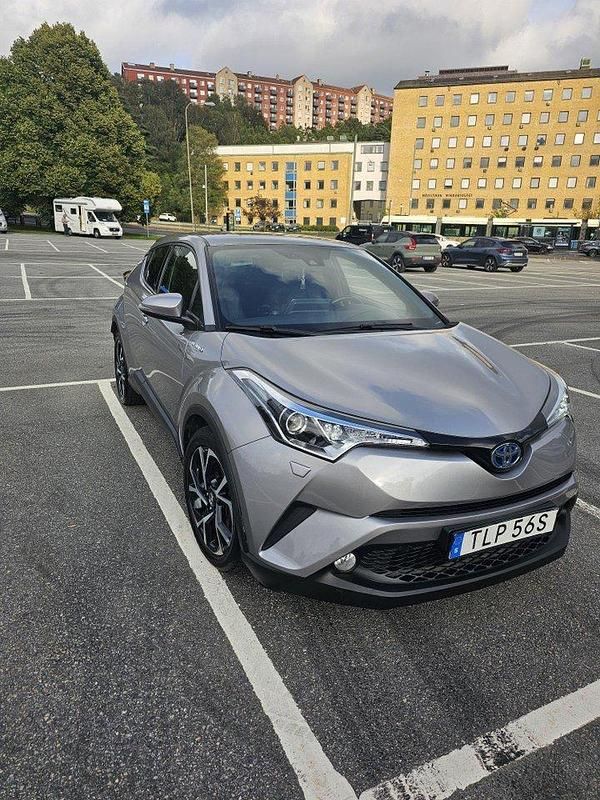 Grå Begagnad 2019 Toyota C-HR Edition SUV | 209 000 kr (Marknadspris) - Bild 1/4