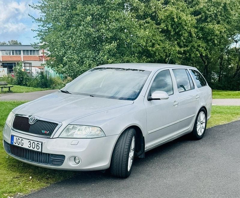 Silver Begagnad 2008 Skoda Octavia RS Kombi | 39 000 kr (Marknadspris) - Bild 1/4