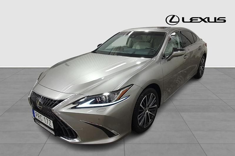 Begagnad Lexus ES300H Executive Line 220 HK (161 kW) 2023 Ljusgrå Sedan