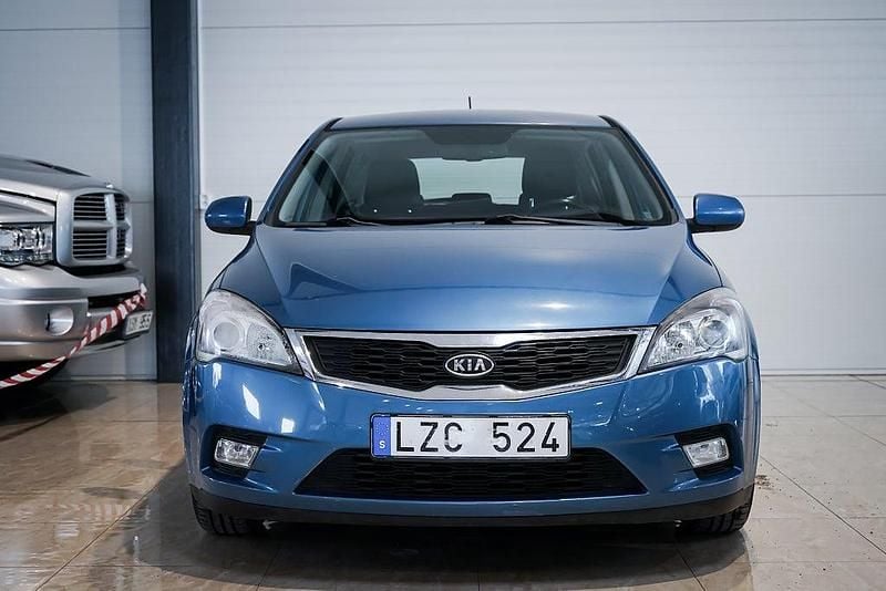 Begagnad Kia Ceed EX 90 HK (66 kW) 2011 Blå Halvkombi