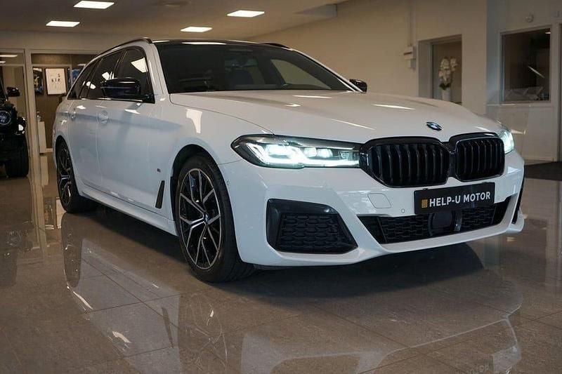 Vit Begagnad 2021 BMW 520 M Sport Kombi | 399 000 kr (Lite dyr) - Bild 1/4
