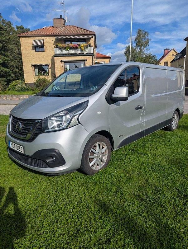 Silver Begagnad 2017 Nissan NV300 Van | 110 000 kr (Marknadspris) - Bild 1/4