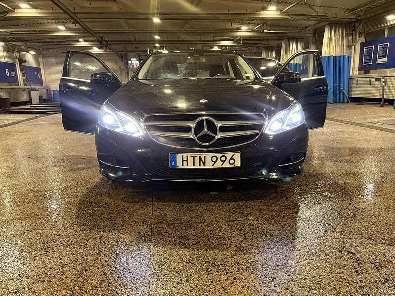 Svart Begagnad 2016 Mercedes E220 Avantgarde Sedan | 190 000 kr (Superpris) - Bild 1/4
