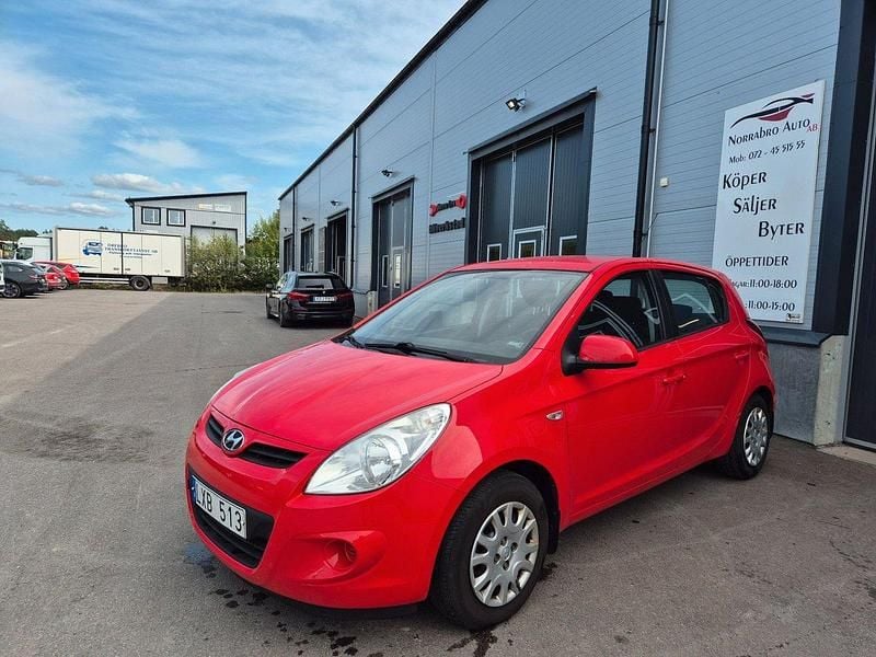 Röd Begagnad 2011 Hyundai i20 Select Halvkombi | 32 900 kr (Marknadspris) - Bild 1/4