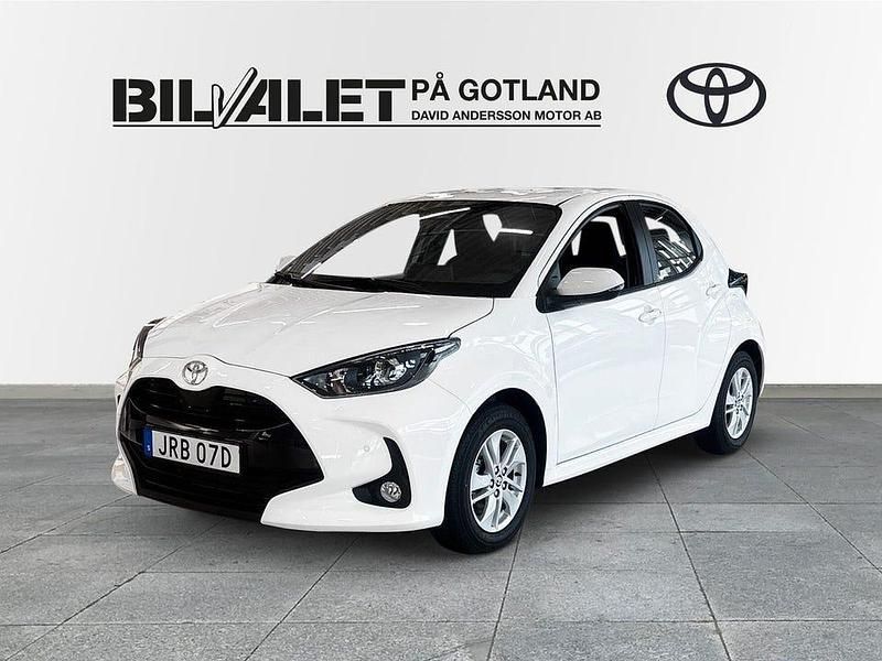 Vit Ny 2025 Toyota Yaris Hybrid Halvkombi | 264 900 kr (Marknadspris) - Bild 1/4