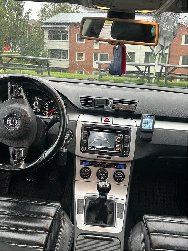 Grå Begagnad 2010 VW Passat Sportline Kombi | 35 000 kr (Marknadspris) - Bild 1/4