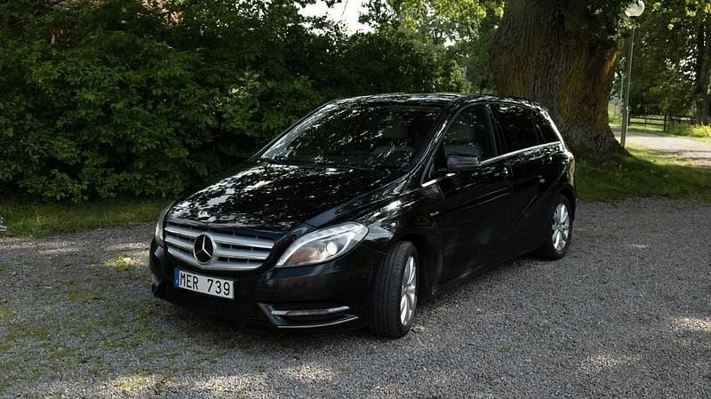Svart Begagnad 2012 Mercedes B180 Minibuss | 70 000 kr (Bra pris) - Bild 1/4