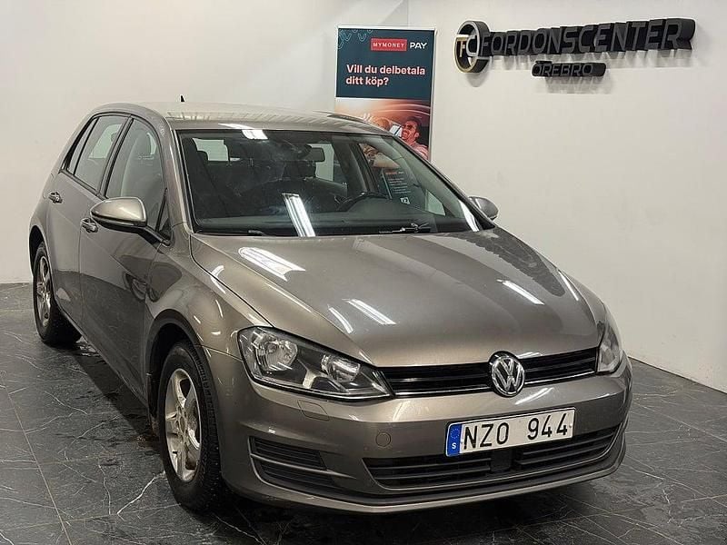 Grå Begagnad 2013 VW Golf VII Halvkombi | 79 900 kr (Marknadspris) - Bild 1/4
