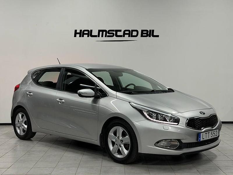 Grå Begagnad 2015 Kia Ceed Comfort Halvkombi | 89 500 kr (Marknadspris) - Bild 1/4