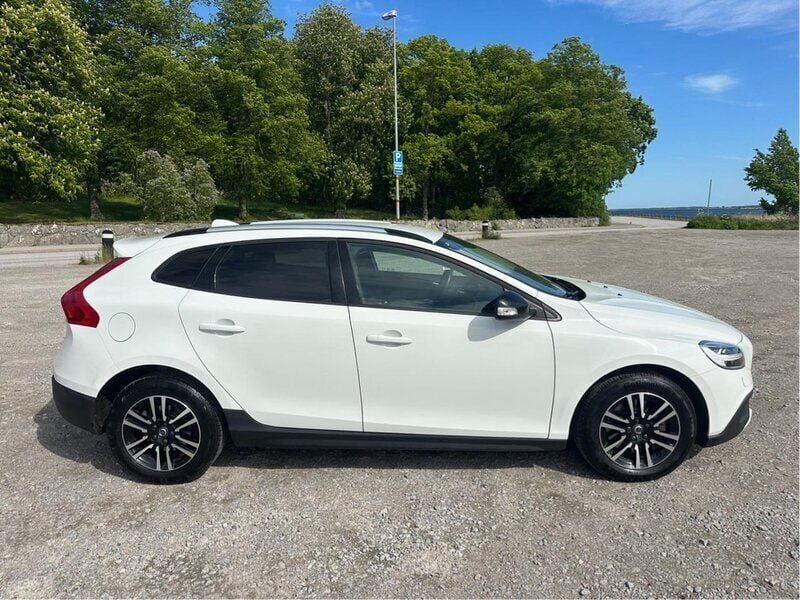 Vit Begagnad 2019 Volvo V40 CC Kinetic Kombi | 198 900 kr (Marknadspris) - Bild 1/4