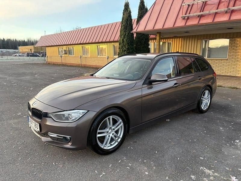 Brun Begagnad 2014 BMW 320 Kombi | 124 900 kr (Marknadspris) - Bild 1/4