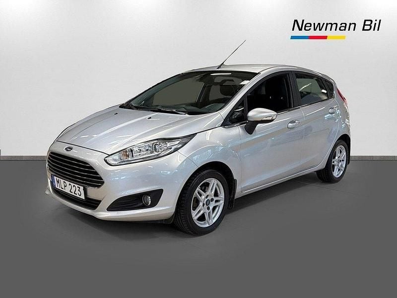 Grå Begagnad 2014 Ford Fiesta Titanium Halvkombi | 79 900 kr (Marknadspris) - Bild 1/4