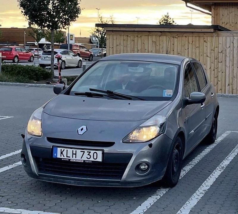 Grå Begagnad 2010 Renault Clio Halvkombi | 11 500 kr - Bild 1/1