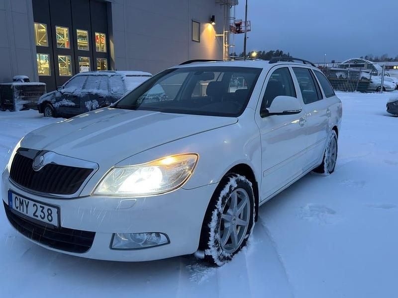 Begagnad 2009 Skoda Octavia Kombi | 69 900 kr (Lite dyr) - Bild 1/4