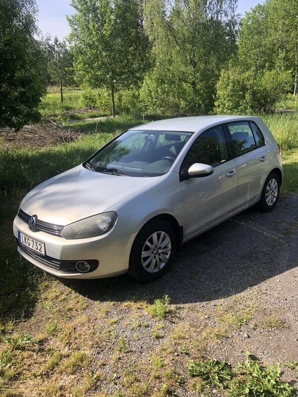 Brun Begagnad 2011 VW Golf Halvkombi | 59 800 kr (Bra pris) - Bild 1/4