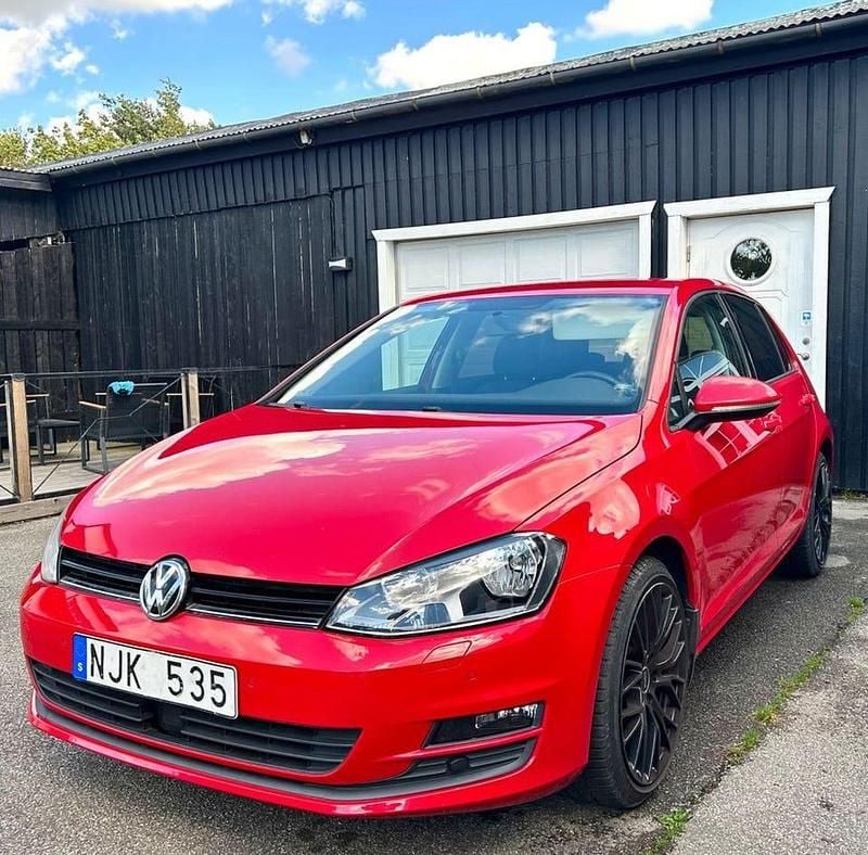 Röd Begagnad 2013 VW Golf VII Halvkombi | 74 900 kr (Dyr) - Bild 1/4
