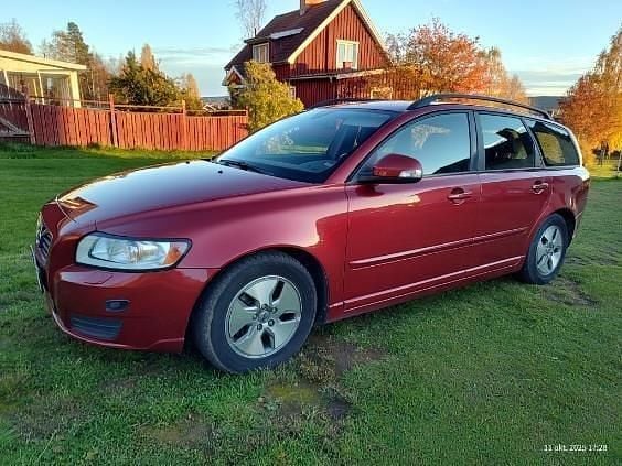 Röd Begagnad 2011 Volvo V50 Kinetic Kombi | 30 000 kr (Bra pris) - Bild 1/4