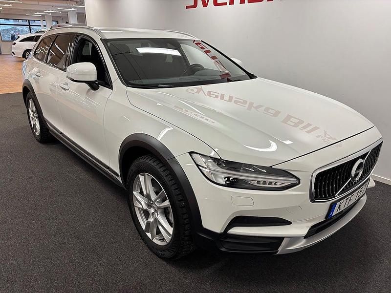 Begagnad Volvo V90 CC Momentum 190 HK (139 kW) 2018 Vit Kombi