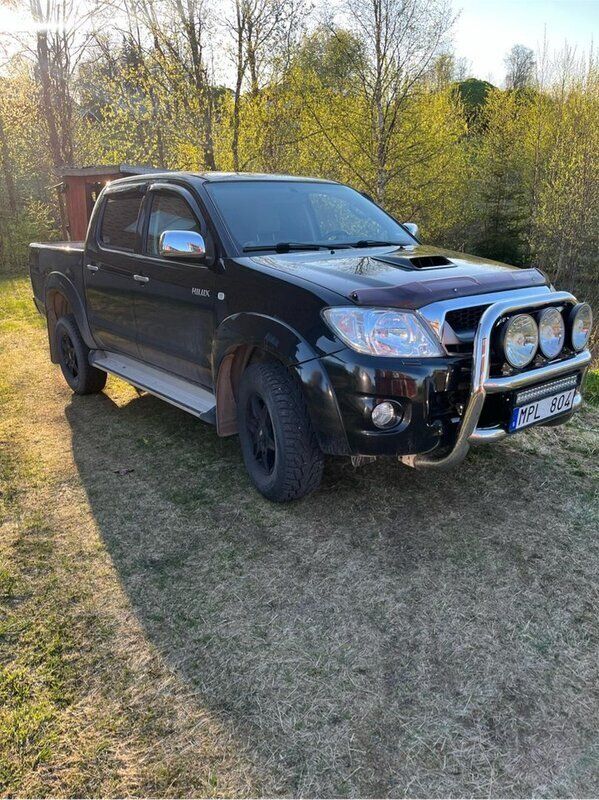 Svart Begagnad 2010 Toyota HiLux Pickup | 165 000 kr (Marknadspris) - Bild 1/3