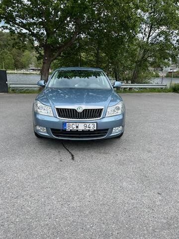 Grå Begagnad 2011 Skoda Octavia Elegance Halvkombi | 61 900 kr (Bra pris) - Bild 1/4