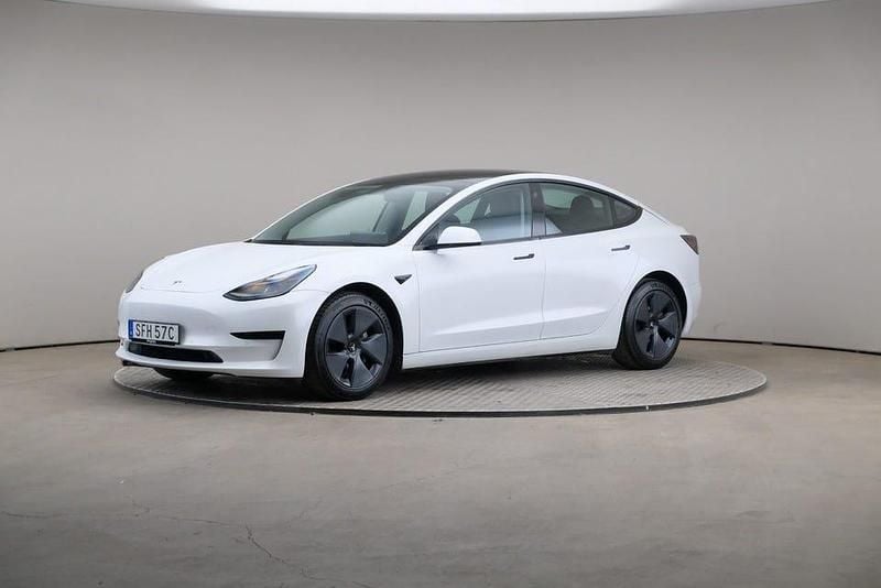 Pärlvit multicoat Begagnad 2021 Tesla Model 3 Standard Range Plus Sedan | 269 000 kr (Bra pris) - Bild 1/4