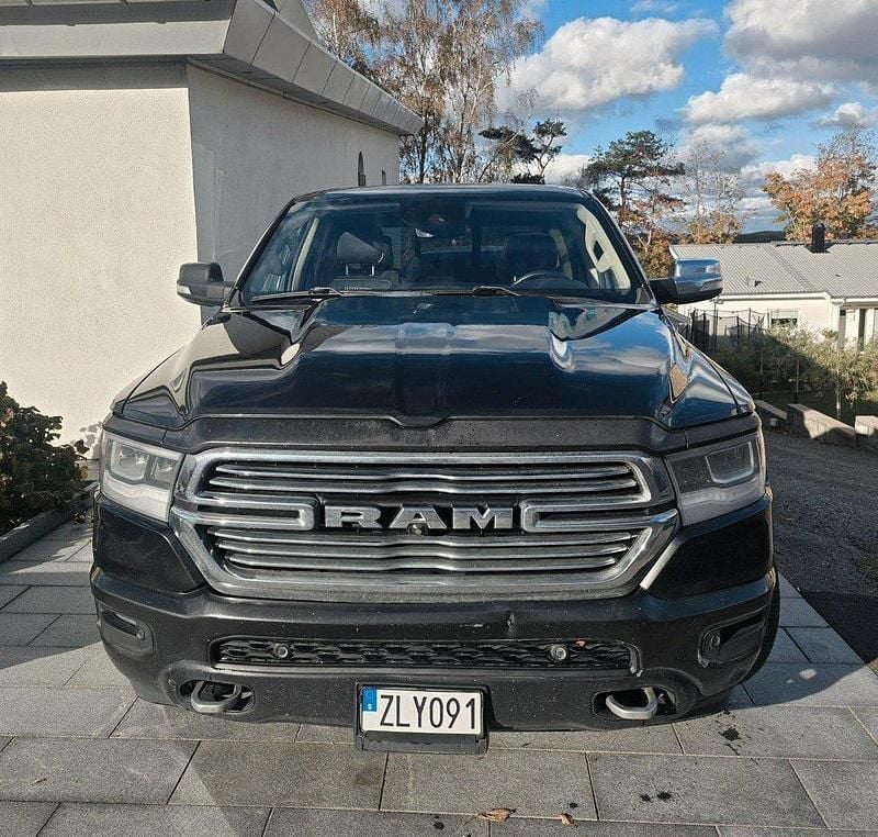 Svart Begagnad 2019 RAM 1500 Pickup | 420 000 kr (Marknadspris) - Bild 1/4
