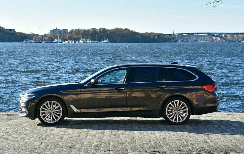 Grå Begagnad 2017 BMW 520 Luxury Line Kombi | 275 000 kr (Dyr) - Bild 1/4