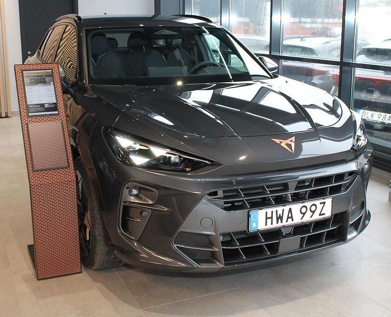 Grå (timanfaya grey metallic) Ny 2025 Cupra Terramar SUV | 539 400 kr - Bild 1/4