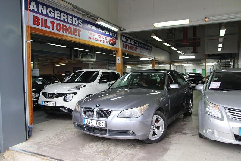 Ljusgrå Begagnad 2006 BMW 523 Sedan | 59 999 kr (Marknadspris) - Bild 1/4
