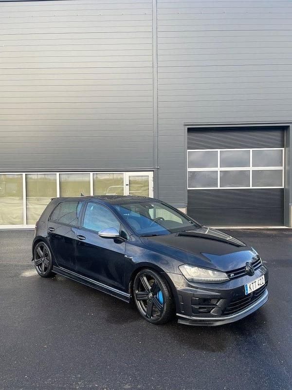 Svart Begagnad 2014 VW Golf VII R Halvkombi | 190 000 kr (Marknadspris) - Bild 1/4